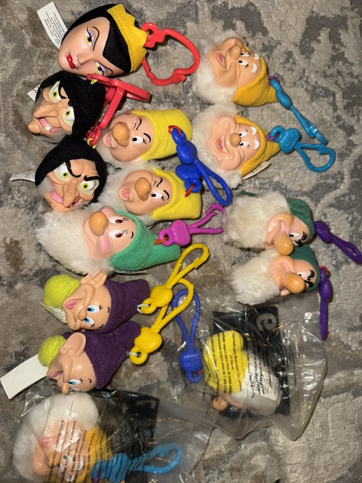 SNOW WHITE AND SEVEN DWARFS CARABINERS McDonalds Snow White Clips  - Image 1 of 2