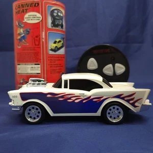 Tyco R/C Canned Heat 1957 Chevy Fiamma Bianca Telecomando Auto 2002 Mattel con Lattina - Foto 1 di 12
