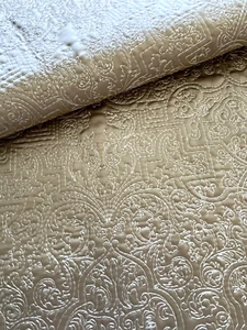 Kanchi Designs "BAROQUE/Beige" Beige/oro Matelasse-HD-satén-$325-35.5"W x 46"L - Imagen 1 de 9