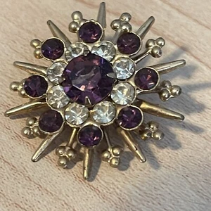 Vintage Strass Brosche Anstecknadel lila Steine klare Akzente 1" goldfarben Metall - Bild 1 von 3