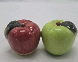 Salero y pimentero de cerámica en forma de manzana de 2,5" x 2,5" rojo y verde por equipo de bloque - Imagen 1 de 3