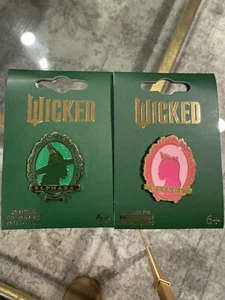 Loungefly Wicked Elphaba & Glinda Emaille Pin 2er Set BoxLunch Exclusive NEU - Bild 1 von 4