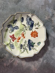 Plato decorativo japonés de porcelana de 6" ~ festoneado blanco con adornos dorados / flores - Imagen 1 de 2