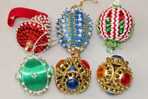 Lotto Spilla Vintage Plastica Perline Strass Paillettes Ornamenti Natalizi - Foto 1 di 9