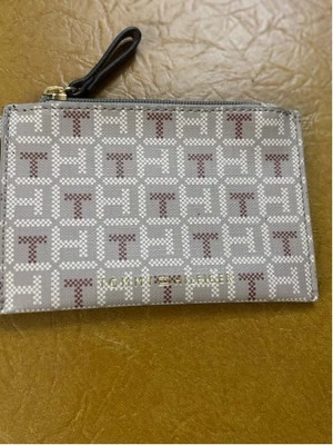 Tommy Hilfiger Women's wristlet. Tan    Tommy Hildiger Card Holder wristlet Gray - Image 1 of 4