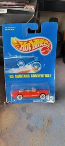 Hot Wheels - '65 Ford Mustang Convertible - rot - 1991 - Karte hat leichte Beschädigungen  - Bild 1 von 5
