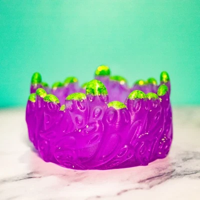 Candelabro hecho a mano con temática de fantasmas púrpura y verde decoración de Halloween Foto 1 de 4