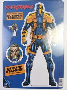 DEATHSTROKE DESKTOP STANDEE. DC POP OUT & STAND UP. SEALED NEW - Foto 1 di 2