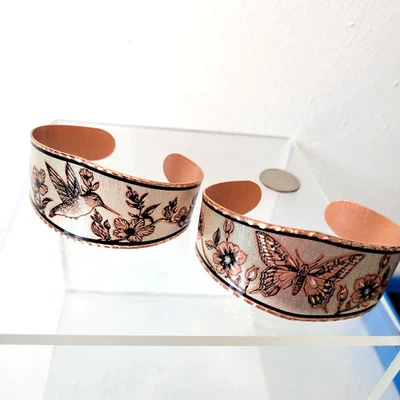 Lote De Colección 2 Pulseras Brazalete Mariposa y Colibrí Metal Cobre Floral Ancho Estate Foto 1 de 4