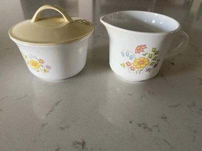 Crema y azucarero Corelle by Corning Spring Meadow con tapa ¡EXCELENTE! Foto 1 de 4