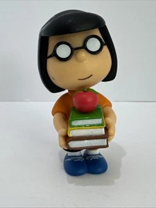 Modellino giocattolo Just Play Peanuts Gang Marcie Holding Books 3" PVC - Foto 1 di 8