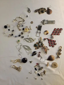 Misfit earrings and buttons lot - Picture 1 of 17