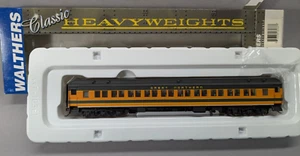 HO scale Walthers Heavyweight # 932-10113 GREAT NORTHERN Paired Window Coach - Picture 1 of 10