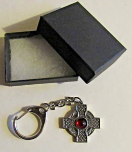 F) KEYRING PEWTER CELTIC RED GEM CROSS RELIGIOUS FAITH SYMBOLIC LOGO - Foto 1 di 1