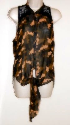 Blusa camuflada Rue 21 sin mangas con inserción de encaje semi transparente - talla pequeña Foto 1 de 4