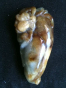 VINTAGE CHINESE CARVED GOLDEN TWO COLOUR JADE JADEITE MONKEY NETSUKE PENDANT - Picture 1 of 6