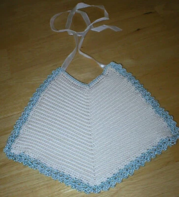 Babero de bebé vintage de ganchillo a mano sin usar - blanco con azul - principios de 1940 Foto 1 de 3