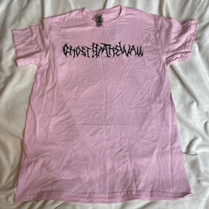GHOSTINTHEWALL Band T-Shirt Pink Small Kurzarm Alt Metal Musik Grafik - Bild 1 von 3