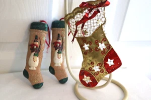 Medias de resina de 6" con muñecos de nieve adjuntos adornos de árbol de Navidad + metal rojo/dorado - Imagen 1 de 5
