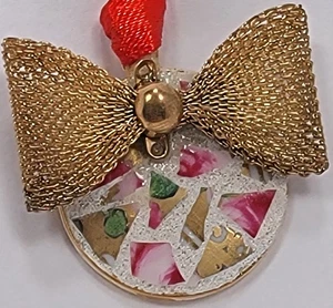 Mosaico fatto a mano sfondo rosa e oro, grande ciondolo fiocco oro impreziosito - Foto 1 di 4