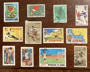 Lote de estampillas de fútbol/fútbol de Estados Unidos y la Segunda Guerra Mundial, 12 diseños diferentes, usadas - Imagen 1 de 1