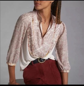 Tiny by Anthropologie creme & rosa hochgeschlossen Rüschen vorne Bluse Größe Small - Bild 1 von 9