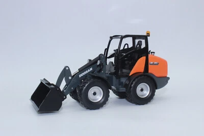 !! Sale !! Doosan DL 85 Wheel Loader 1:32 New OVP - Image 1 of 4