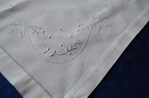 Handarbeit Mitteldecke Jugendstil-Stickerei auf kräftigem Leinen 76 x 72 - Bild 1 von 7