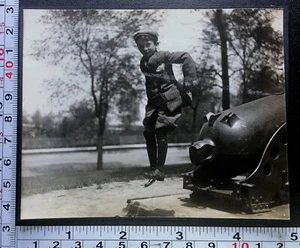Foto d'epoca Boy Jumping Off Canon Mid-Air Capture Freeze Frame - Foto 1 di 1