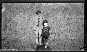 Portrait enfants devant meule de foin - négatif photo ancien an. 1940 - Picture 1 of 1