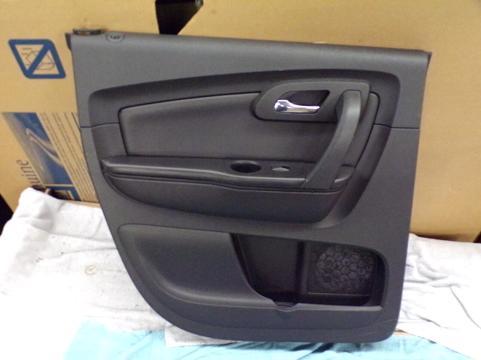 2010 chevy traverse door panel ( driver rear ) 2010-2017 - Image 1 of 3