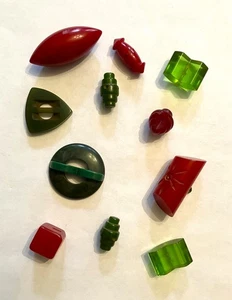 11 VTG Red & Green Bakelite Buttons - Barrel, Carved, Football, Cube,  Tested - Picture 1 of 3