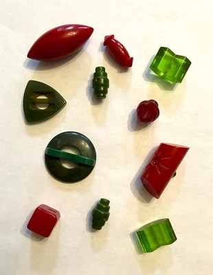 11 VTG Red & Green Bakelite Buttons - Barrel, Carved, Football, Cube,  Tested - Image 1 of 3