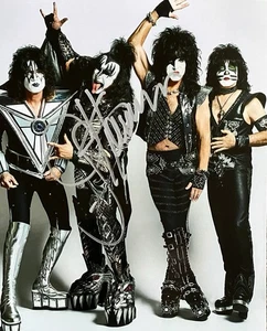 FOTO 8x10 GENE SIMMONS AUTOGRAFATA FIRMATA BACIO - FINE DEL ROAD TOUR IL DEMONE - Foto 1 di 1