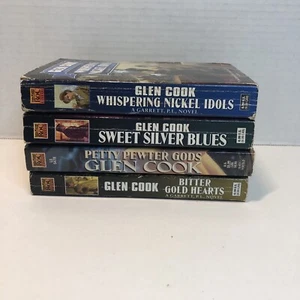 4 Garrett P.I. Books Lot Glen Cook Petty Pewter Gods Sweet Silver Blues - Foto 1 di 13