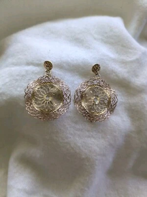 Pendientes modernos de encaje de oro italiano de 14 quilates de 1,25" con alambre de ganchillo de oro amarillo/rosa Foto 1 de 4