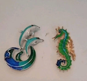 Sea Horse & Dolphins Sea Life Animals Metal Brooch Pins (Lot Of 2) - Picture 1 of 4