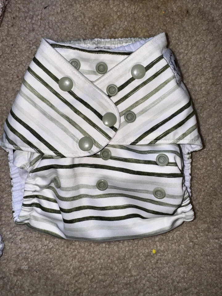 Pañal de bolsillo a rayas verdes colas de peluche OS (364) Foto 1 de 1