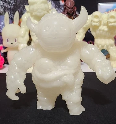 Sofubi de vinilo Henry & the Max brilla en la oscuridad en blanco Foto 1 de 2