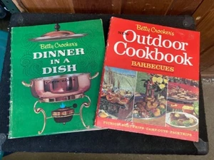 2 vintage Betty Crockers Cook Books COOKBOOK 1960s / 70s - Picture 1 of 5