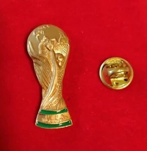 Sehr schöner Pin - WM Pokal Fussballweltmeisterschaft - Fussball Anstecker - Bild 1 von 1