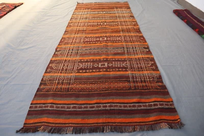 Kilim nativo americano vintage 4x10 - motivos tribales terrosos en marrón y naranja. Foto 1 de 4