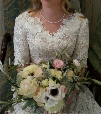 Vestido de novia de encaje crema con forro de satén champán talla 8 manga hasta el codo Foto 1 de 4