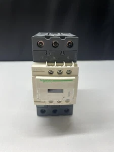 SCHNEIDER LC1D65A CONTACTOR 3 POLE 80A 690V 50/60HZ 24V COIL (LIGHTLY USED) - Picture 1 of 5