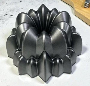Wilton Dimensions Cascade Bundt Cake Pan Nonstick Heavy Cast Aluminum 10 Cup - Picture 1 of 10