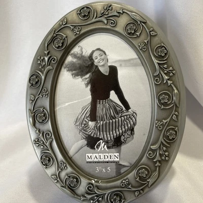 Marco de fotos ovalado floral ornamentado de peltre Malden 3,5” x 5” caballete trasero Foto 1 de 4