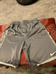 Graue Nike Sportshorts für Jugendliche Größe Xl - Bild 1 von 4