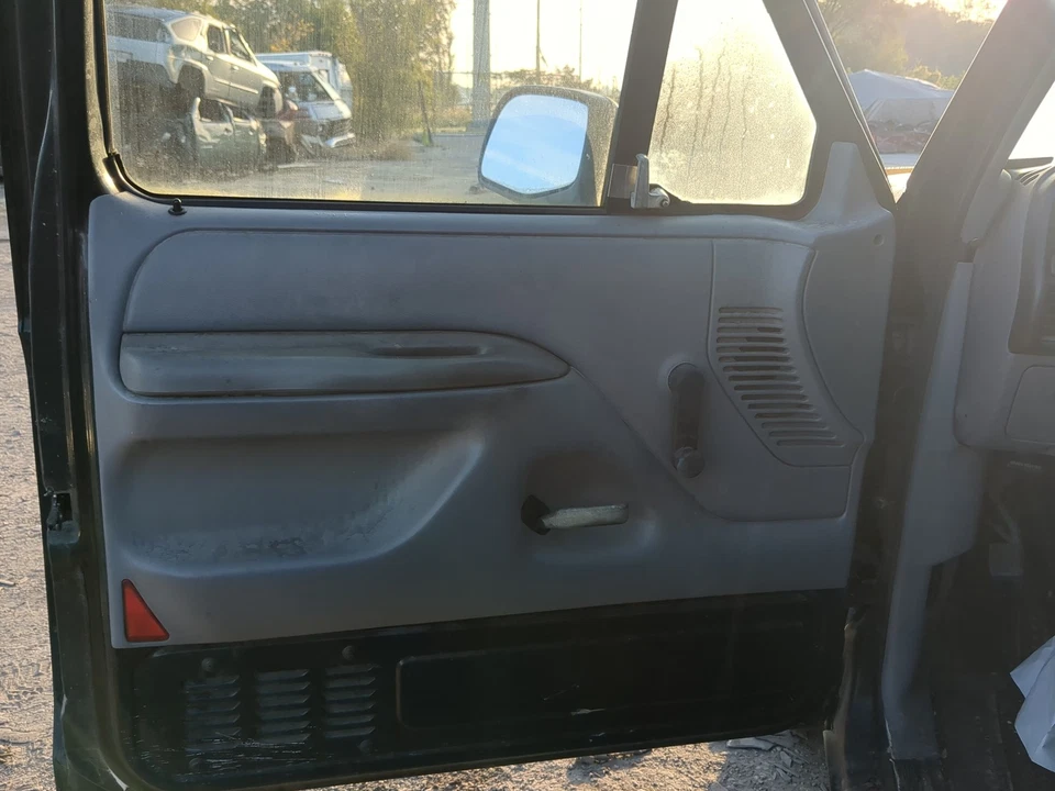 Отделка внутренней дверной панели передней левой водительской двери 1996 Ford F-150 PEOYY - Изображение 1 из 2