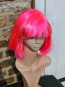 UNISEX NEON PINK FANCY DRESS COSTUME PARTY SHORT 20's STYLE HAIR BOB WIG FRINGE - Picture 1 of 5