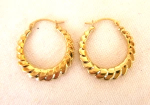 NWT 10K Yellow Gold 1" Scalloped Hoop Earrings 0.9gr Pierced Locking Post - Picture 1 of 3